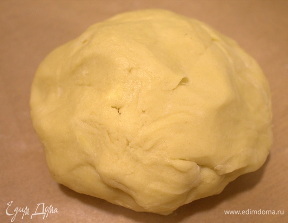 Замесить тесто в тестомесе с помощью К-образной насадки, затем быстро сформировать руками в ком,чтобы тесто не нагрелось от рук.