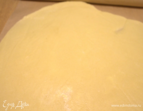 Затем раскатать его (толщина — 2 мм) между листами пергамента от центра к краю, скатать в трубу и убрать в холодильник на ночь. Можно замораживать.