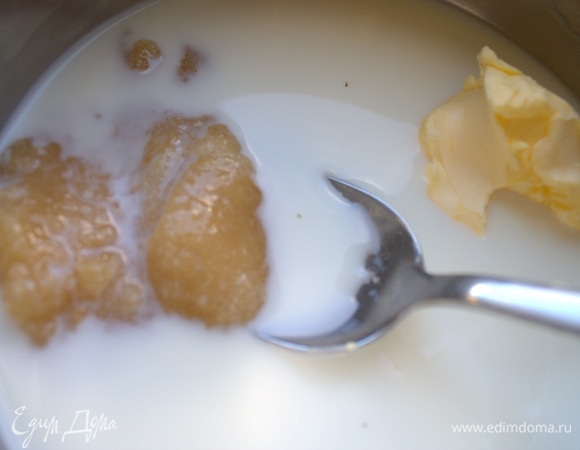 В кастрюле с толстым дном нагреть молоко, мед, сахар и масло.