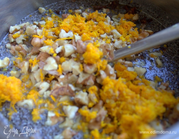 Нарезать финики, орехи, добавить цедру (коплю ее в морозилке, всегда под рукой). Томить на огне до загустения. Остудить.