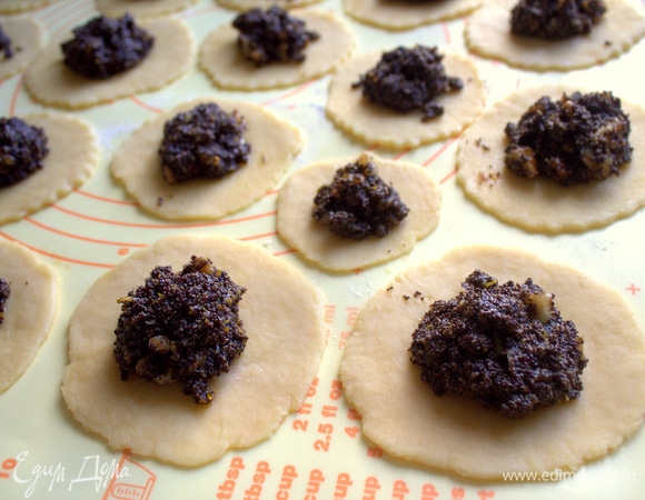 Из холодного теста вырезать кружки 8–10 см в диаметре, выложить в центр по 1 ч. л. начинки.