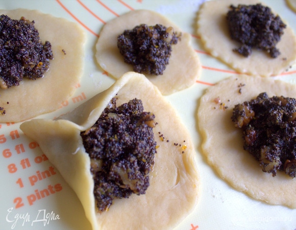 Защипать тесто на три шва, оставив в середине отверстие.