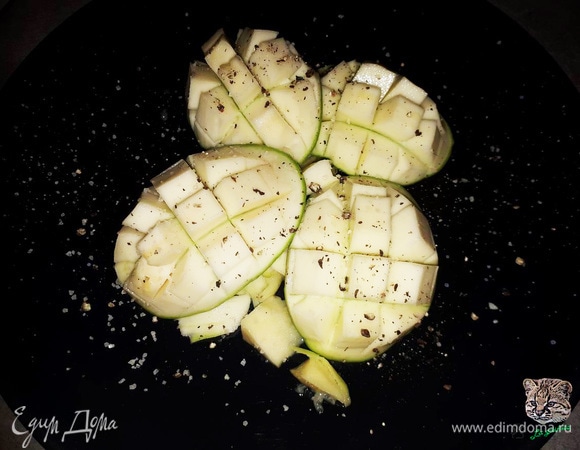 Отрежьте бока у манго, надрежьте их сеточкой и выверните фрукт.