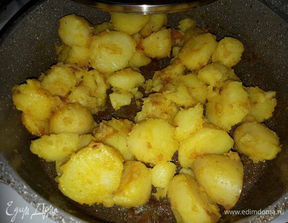 Отварите картофель, затем очистите и обжарьте до румяной корочки.
