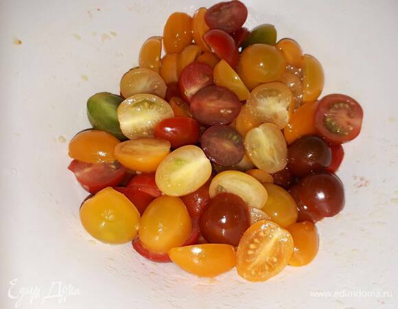 Нарежьте помидоры на половинки.