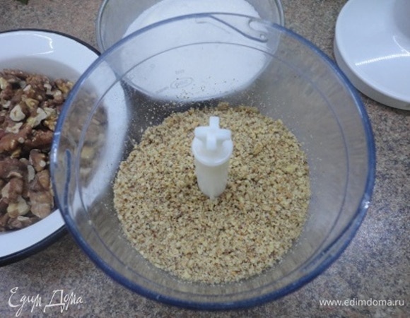 Орехи обжарить, остудить и измельчить.