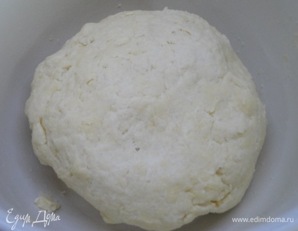 Добавить сметану и желтки. Замесить тесто и убрать в холодильник.