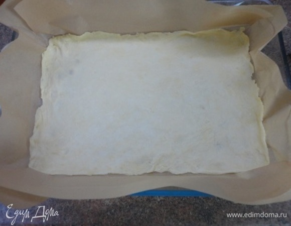 Включить духовку на 180°C. Тесто разделить на три части. Форму (у меня 15 х 25) застелить пекарской бумагой с бортиками.