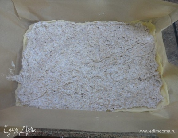 Выложить половину начинки. Раскатать вторую часть теста и выложить поверх начинки. Выложить оставшуюся начинку и накрыть последним пластом теста.