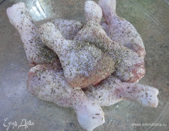 Голени в чаше полить маслом, приправить солью, перцем и травами. Я использовала по своему вкусу: розмарин, тимьян, чабер, базилик и эстрагон. Все перемешать и выложить голени в форму для запекания.