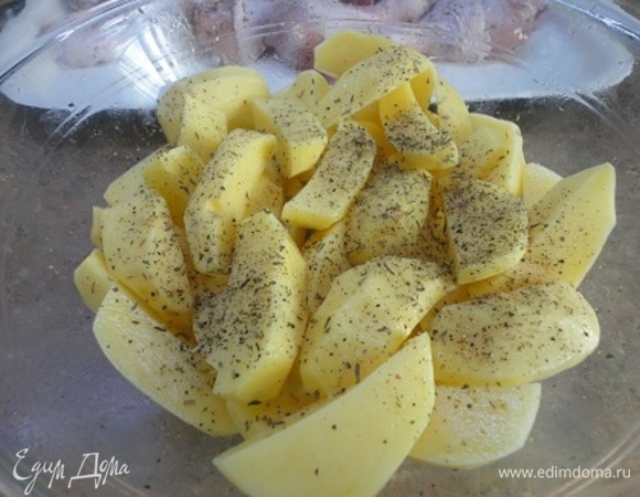 Картофель очистить и нарезать дольками. Также посолить, поперчить, посыпать смесью трав и полить маслом. Перемешать.