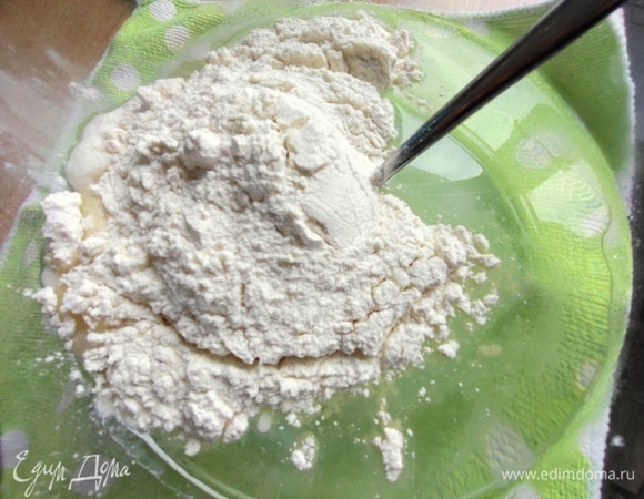 Всыпать муку с разрыхлителем.