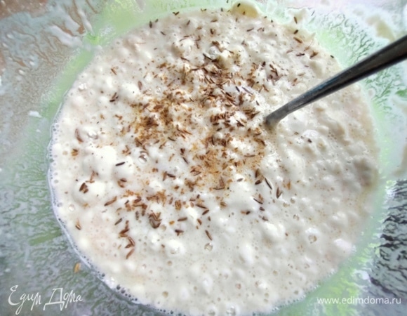 Всыпать в тесто.