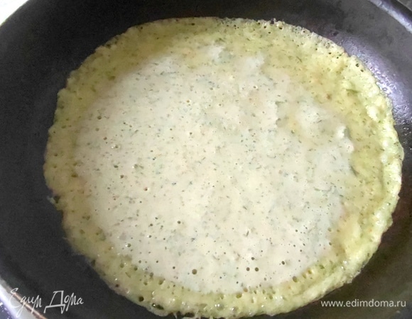 Разогреть сковороду (диаметром 22 см) с маслом и налить тонко тесто.