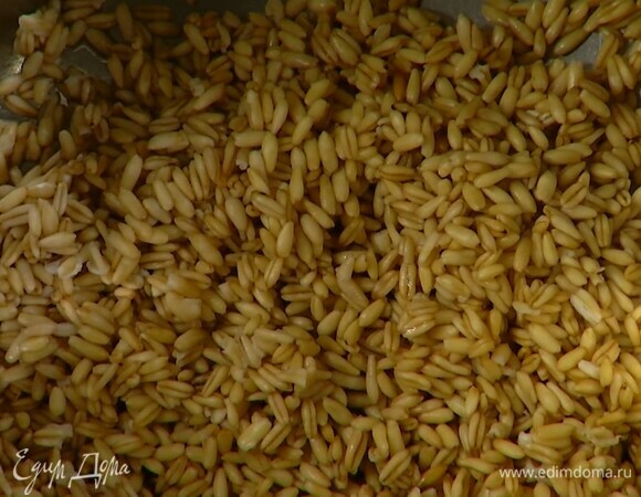 Овес замочить на 4 часа, затем воду слить, промыть крупу пару раз, залить кипятком 1:2 и отваривать на маленьком огне 20 минут.