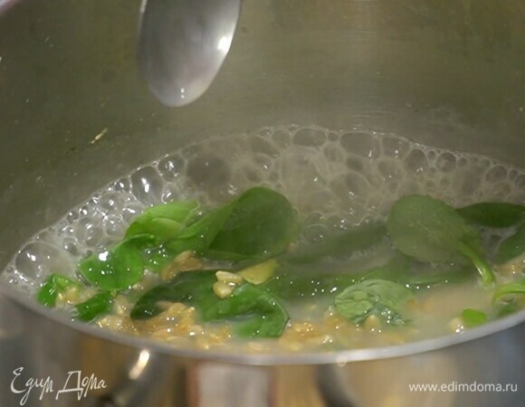 Корн и шпинат добавить к крупе и перемешать.