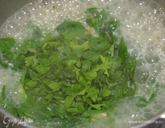 Всю зелень порезать не слишком мелко и добавить в овес.