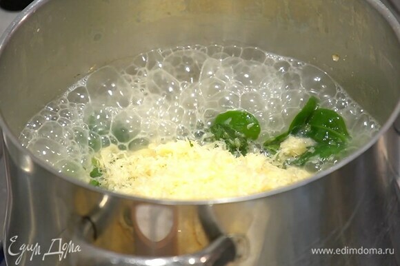 К крупе с зеленью добавить сулугуни, сливочное масло, перемешать и варить до готовности.