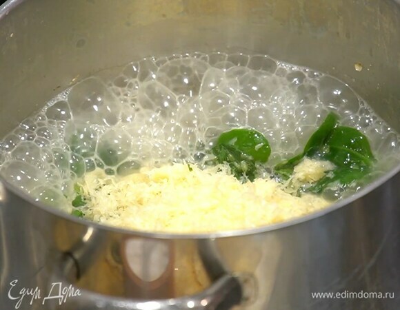 К крупе с зеленью добавить сулугуни, сливочное масло, перемешать и варить до готовности.