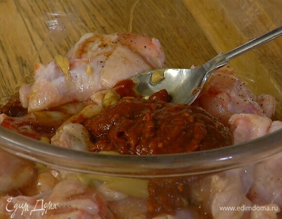 Крылья посолить, поперчить, полить оливковым маслом и медом, добавить вустерширский соус, аджику, томатную пасту, горчицу и все перемешать.