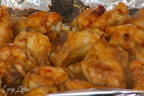 Запекать курицу в разогретой духовке 20 мин, периодически поливая крылья соусом.