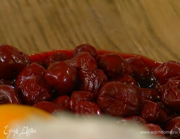 Вишню разморозить, выделившуюся жидкость слить.