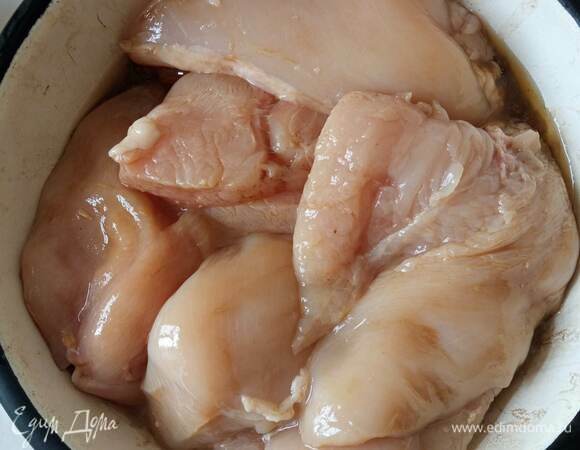 2 ст. л. лимонного сока соединить с 2 ст. л. соевого соуса. Положить в этот соус промытые и обсушенные, разрезанные на крупные куски куриные грудки. Оставить на 30 минут при комнатной температуре под крышкой.