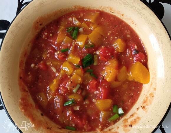 Персик нарезать некрупно, добавить помидоры, мелко порубленный имбирь, горчицу и 1 ст. л. лимонного сока. Посолить по вкусу. Можно добавить чуть-чуть персикового маринада из банки и/или 1 ч. л. сахара. Регулируйте остроту, кислоту и сладость соуса на свой вкус. Добавить мелко нарезанный зеленый лук. Оставить под крышкой на 30 минут.