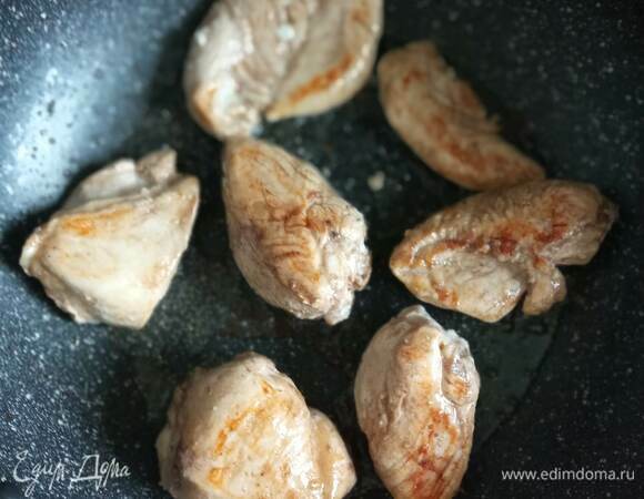 Достать курицу из маринада и обжарить на растительном масле до румянца.