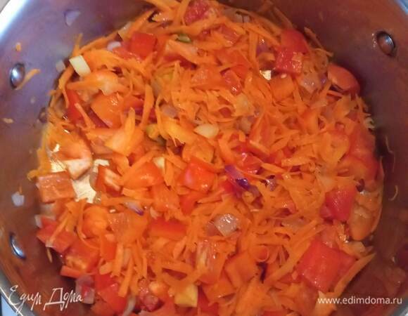 Лук мелко шинкуем, морковь трем на крупной терке, перец режем кубиком, чеснок мелко рубим. На оливковом масле обжариваем лук пару минут, добавляем морковь. Обжариваем минуты 3, добавляем сладкий перец. Обжариваем еще минуты 3.