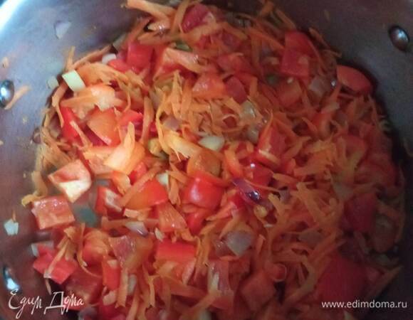 В зажарку добавляем помидоры из банки и чечевицу. Заливаем кипящей водой или бульоном и варим до готовности чечевицы. У меня 25 минут. За 10 минут до готовности добавляем мелко рубленный чеснок.