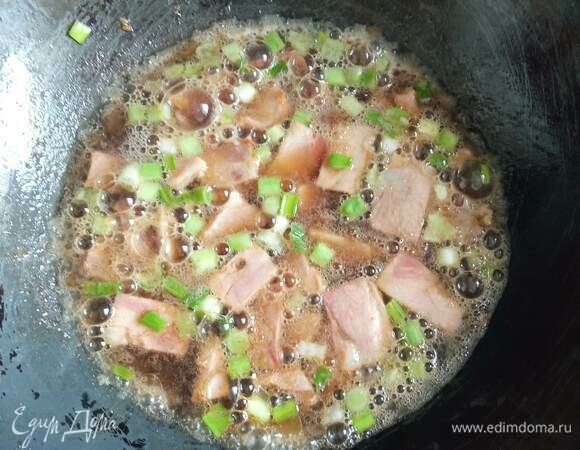 Вливаем кока-колу. Даем покипеть пару минут, добавляем соевый и устричный соусы и кетчуп, перемешиваем и даем покипеть еще пару минут.