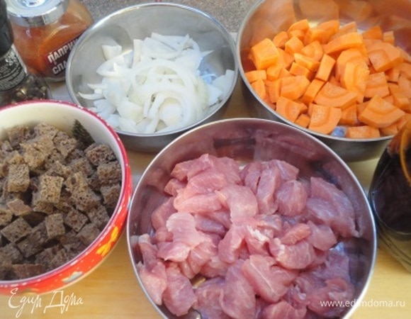 Мясо нарежьте кусочками на один укус, лук нашинкуйте полукольцами, морковь — довольно крупно, хлеб (у меня собственный заварной на ржаном солоде из трех видов муки: https://www.edimdoma.ru/retsepty/135668-hleb-zavarnoy) нарезать маленькими кусочками.