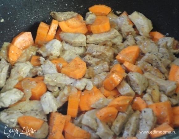 Добавьте к мясу морковь и продолжайте обжаривать все вместе еще минут 5.