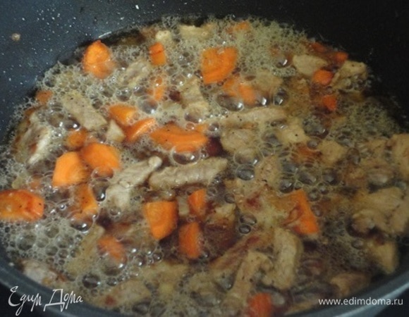 Влейте в сотейник темное пиво (или бульон, воду) и перемешайте. Когда пена осядет, посолите, убавьте огонь, накройте крышкой и тушите 30 минут.