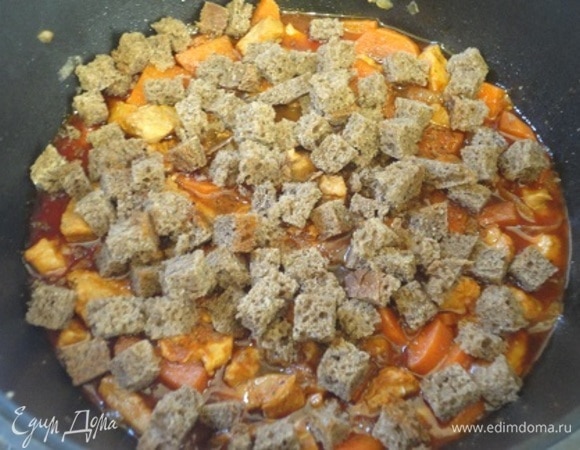 Теперь выложите хлеб, перемешайте и продолжайте готовить под крышкой как минимум 30 минут. Хлеб должен раствориться, мясо — стать мягким. Если вам нравится вариант первого блюда, по необходимости добавляйте воду или бульон. Если у вас гуляш идет вторым блюдом, то за это время он загустеет, и тогда можно будет подавать его с гарниром.