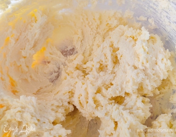 Размягченное сливочное масло взбить с сахаром до пышности.