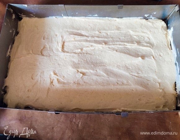 Выложить тесто в рамку (у меня 35 на 20), разровнять. Выпекать 20 минут при температуре 200°C.