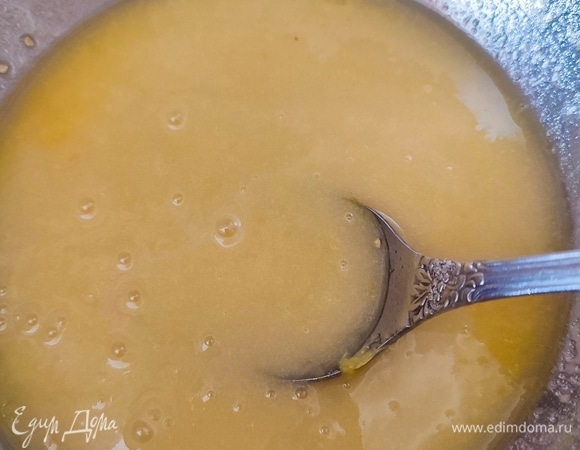 Для глазури из апельсина выжать 4 столовых ложки сока. Смешать сок с сахарной пудрой.