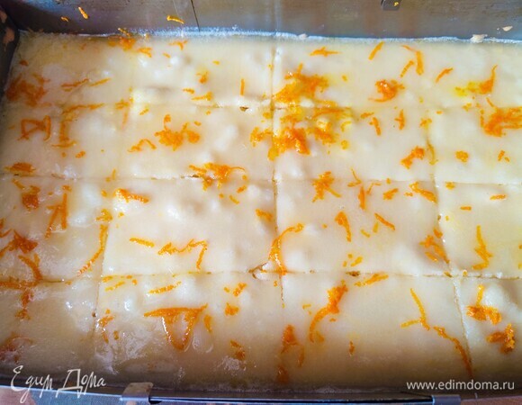 Готовый корж покрыть глазурью. Посыпать сверху цедрой апельсина. Пока корж теплый, нарезать на полоски. Дать полностью остыть.