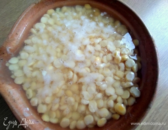 Замочить горох на несколько часов.