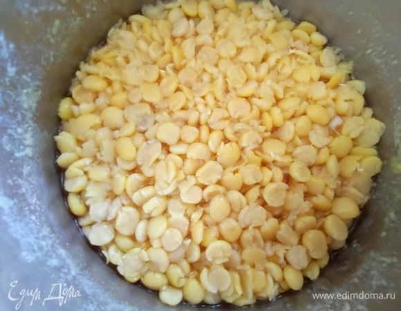 Слить воду, промыть горох и варить в свежей воде до готовности.