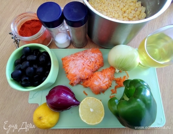 Подготовить овощи: морковь натереть (мы заранее много моркови перетираем в эл. мясорубке и замораживаем в плоских пакетах, потом остается отломать нужное количество). Лук, перец нарезать. Часть красного лука оставить для украшения.