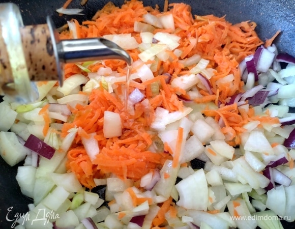 Обжарить лук, морковь.
