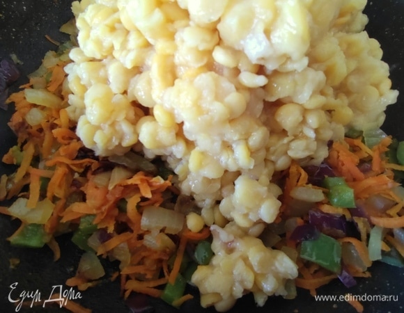 Перенести к овощам готовый разваренный горох.