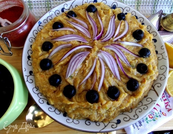 Переложить фаву на широкое блюдо.