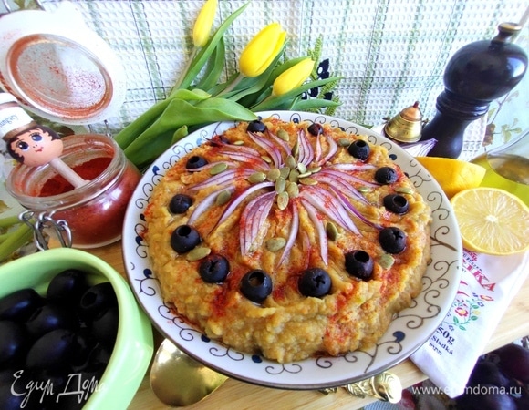 Украсить тонкими слайсами лука и маслинами.