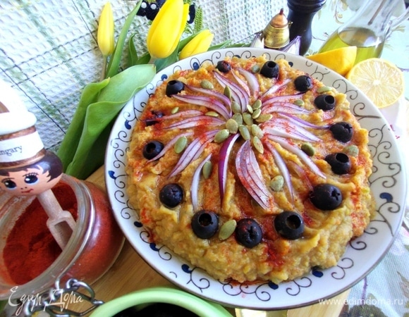 Полить оливковым маслом и посыпать сладкой паприкой, тыквенными семечками.
