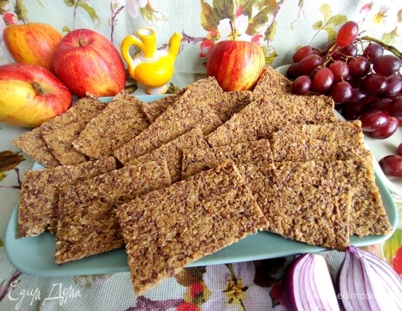 В моем варианте предлагаю подать с домашними хлебцами: https://www.edimdoma.ru/retsepty/151767-hlebtsy-ovsyanye.