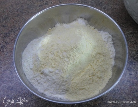 Включить духовку на 190°C. Смешать оба вида муки с солью и разрыхлителем.